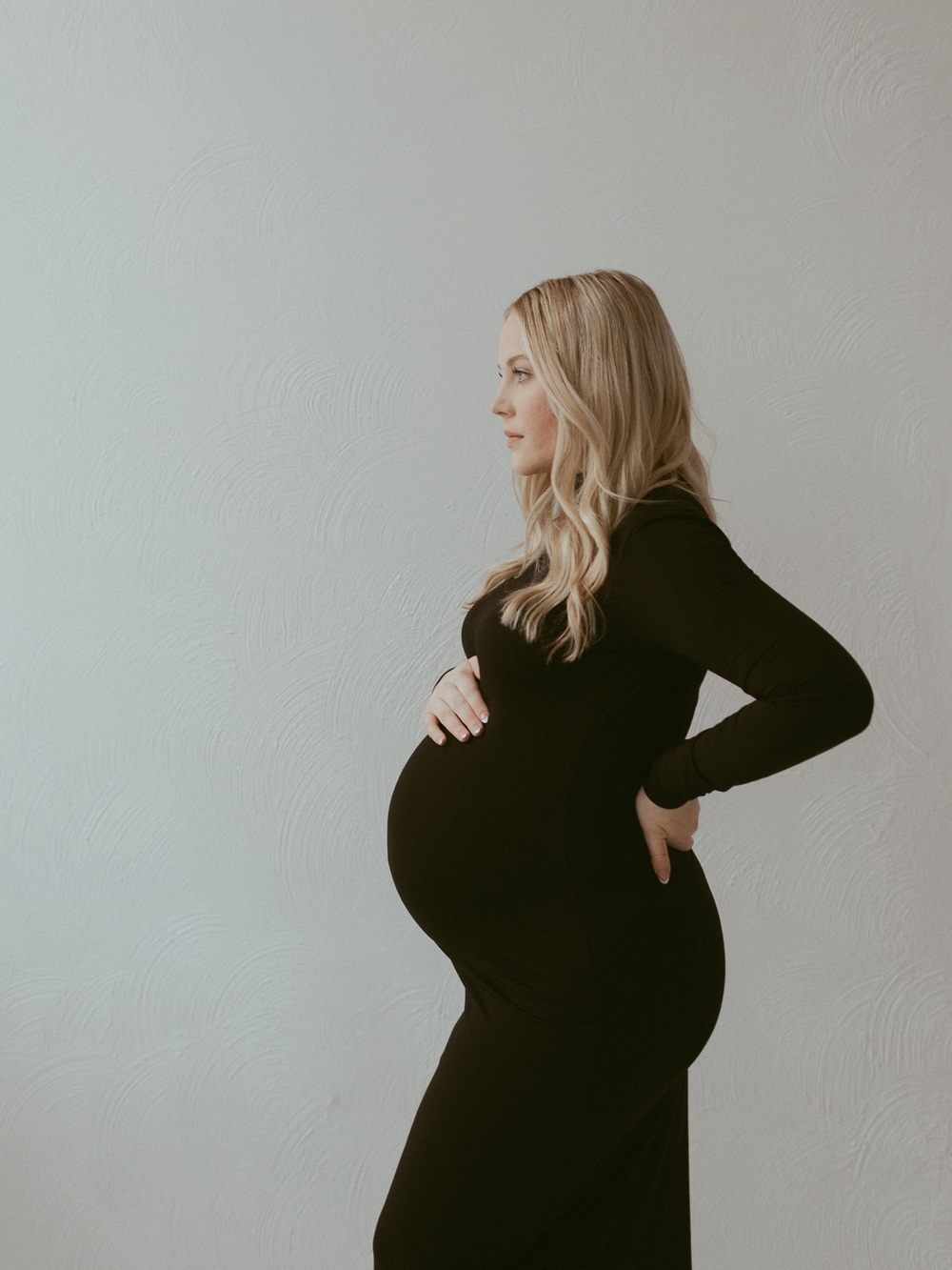 Amazon Black Long Sleeve Maternity Maxi Dress - Sleek Silhouette